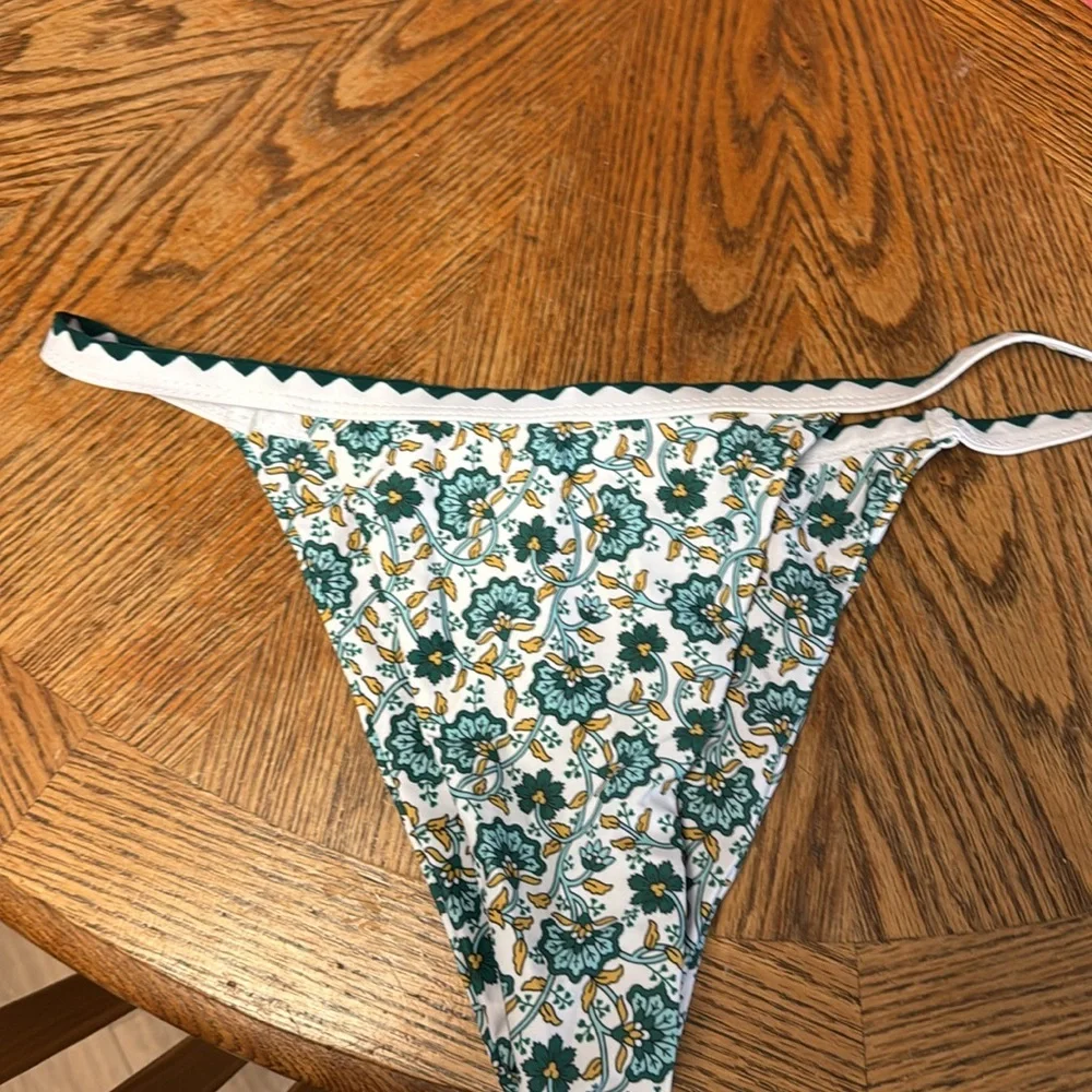 NWT L GREEN FLORAL VERY SEXY HIGH SIDES SQUARE TOP 2-Piece bikini - Picture 4 of 6